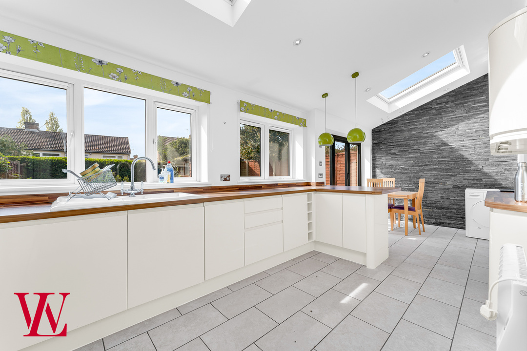 3 bed semi-detached house for sale in Robinson Close, Bishop's Stortford  - Property Image 4