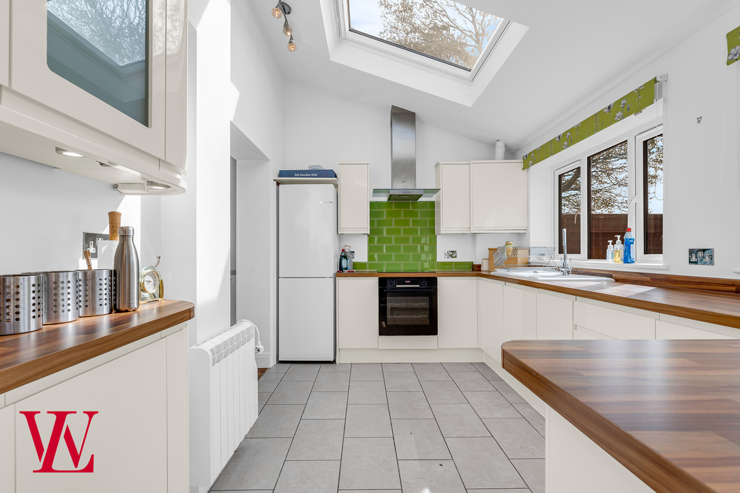 3 bed semi-detached house for sale in Robinson Close, Bishop's Stortford  - Property Image 3