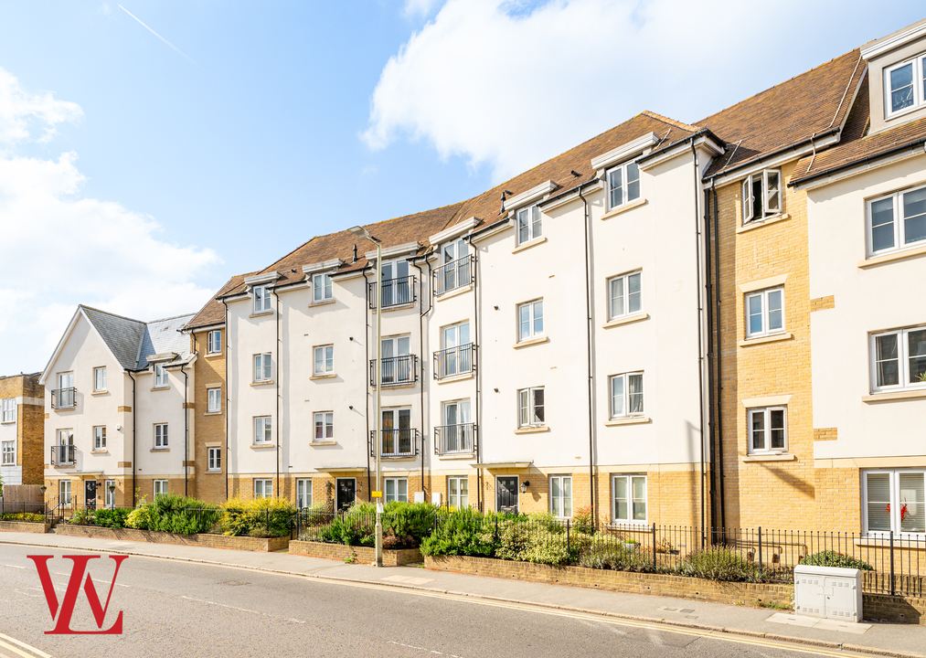 2 bed apartment for sale in Regents Court, Bishop's Stortford  - Property Image 2