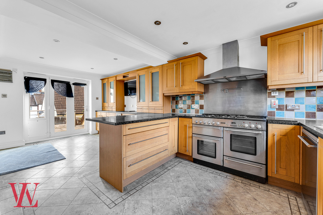 5 bed detached house for sale in The Chase, Bishop's Stortford, Hertfordshire  - Property Image 6