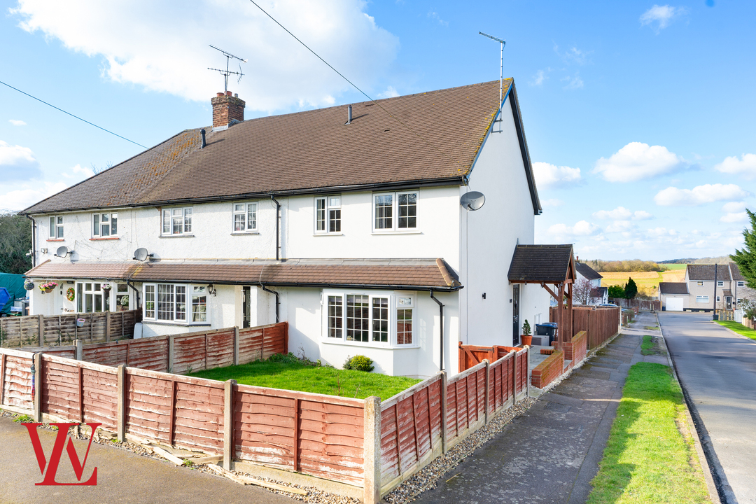 3 bed end of terrace house for sale in Benningfield Road, Ware  - Property Image 1