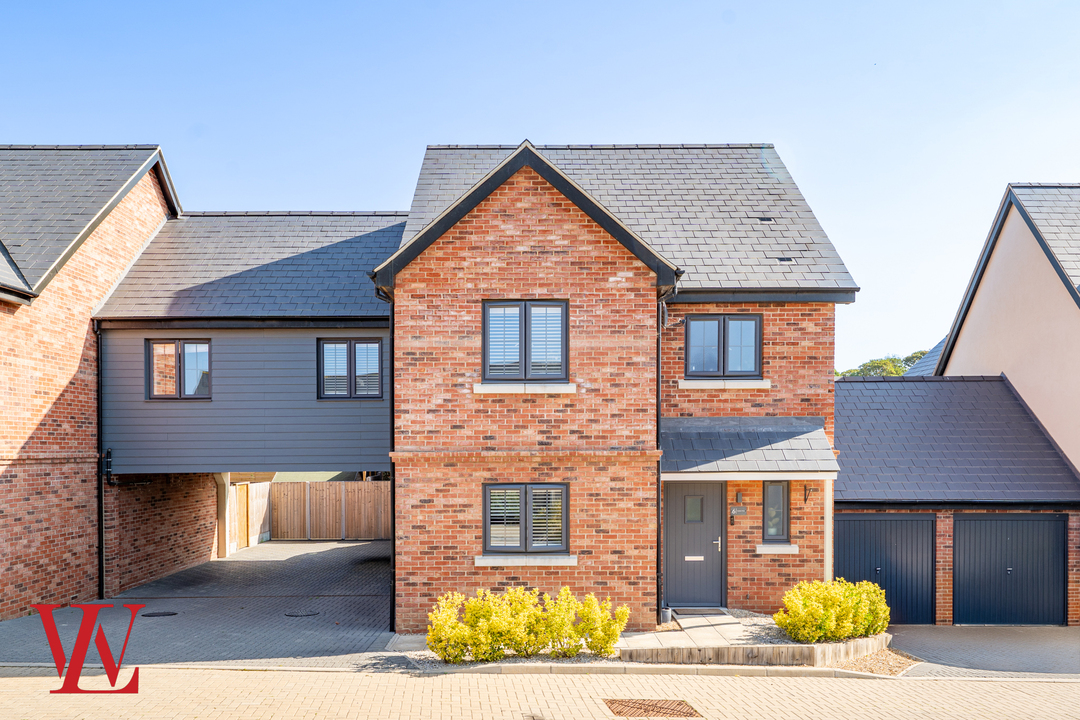 4 bed link detached house for sale in Carlton Way, Bishop's Stortford, Hertfordshire