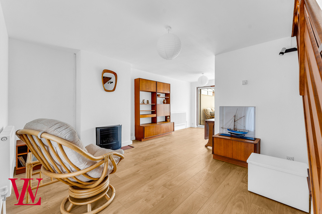 3 bed terraced house for sale in Aynsworth Avenue, Bishop's Stortford  - Property Image 2