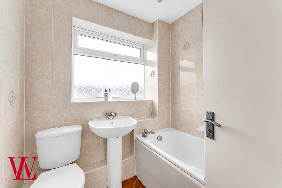 3 bed terraced house for sale in Aynsworth Avenue, Bishop's Stortford  - Property Image 9