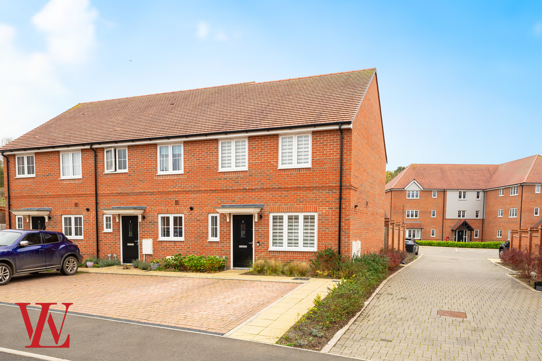 3 bed end of terrace house for sale in Wheatfield Gardens, Ware  - Property Image 1