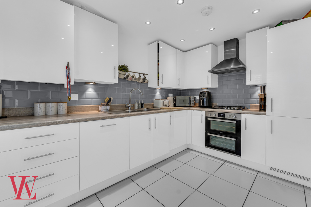 3 bed terraced house for sale in Newland Avenue, Bishop's Stortford 1