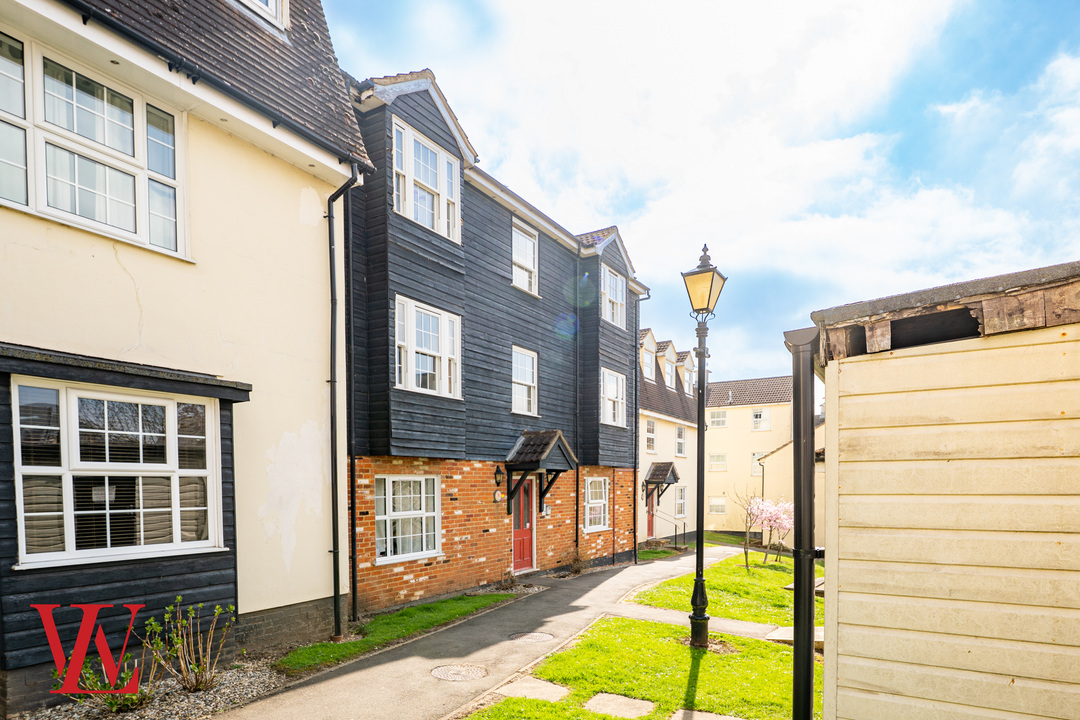 2 bed apartment to rent in Red Lion Court, Bishop's Stortford, Hertfordshire - Property Image 1