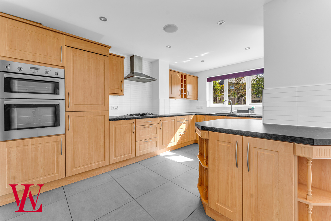 5 bed detached house for sale in Tyler Avenue, Dunmow  - Property Image 6