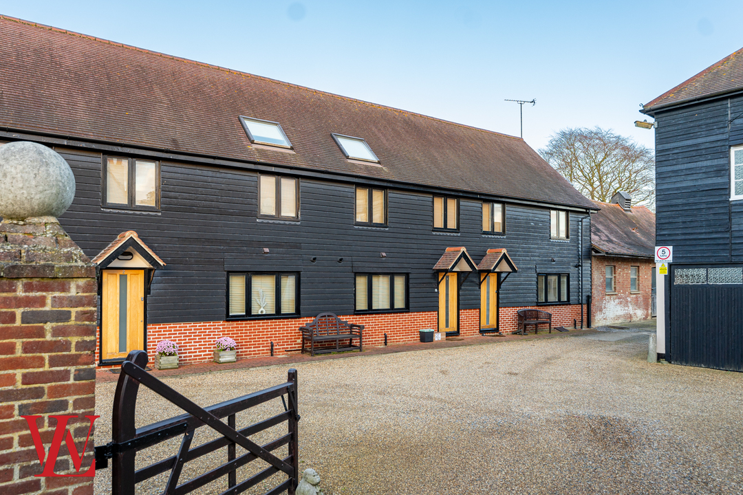 2 bed barn conversion to rent in Hunsdon Road, Ware - Property Image 1