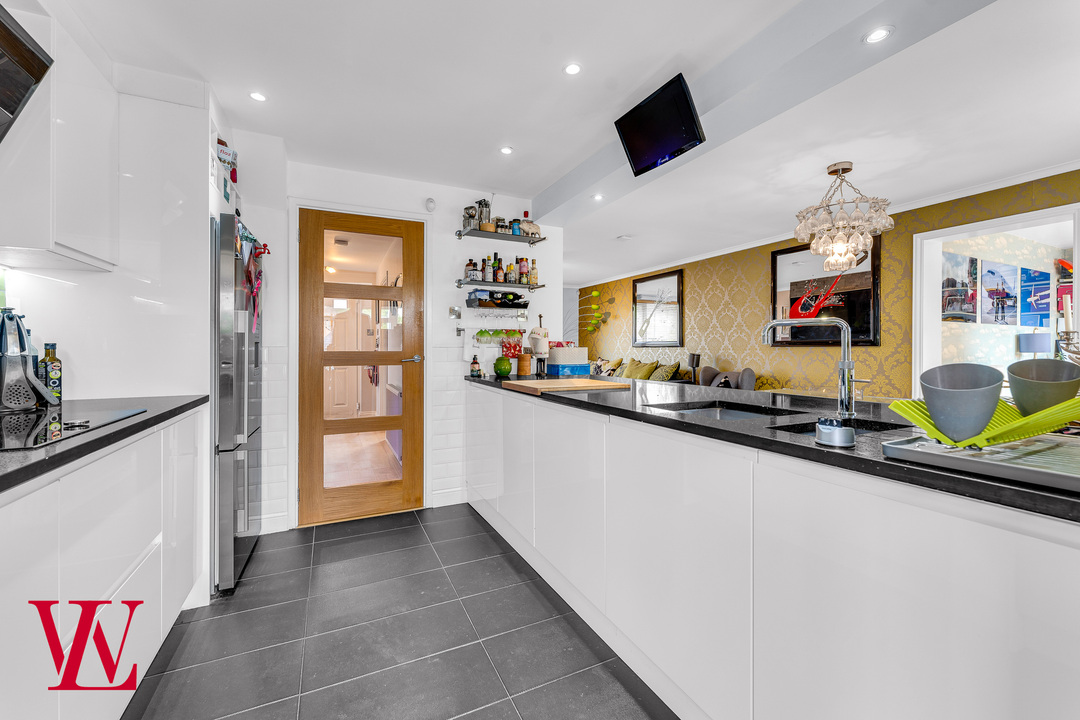 4 bed semi-detached house for sale in Nursery Close, Bishop's Stortford  - Property Image 6