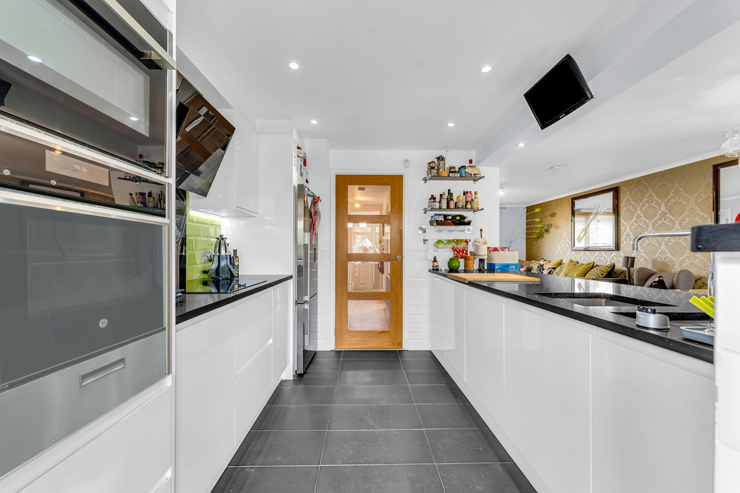 4 bed semi-detached house for sale in Nursery Close, Bishop's Stortford  - Property Image 4