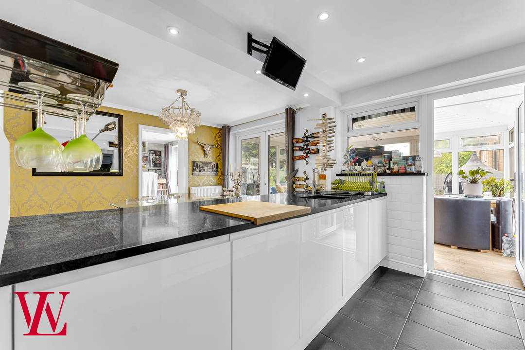 4 bed semi-detached house for sale in Nursery Close, Bishop's Stortford  - Property Image 5