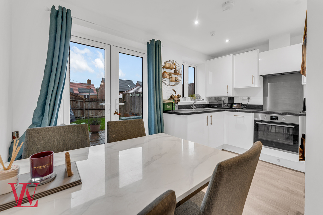 2 bed semi-detached house for sale in Thorpe Road, Bishop's Stortford  - Property Image 5