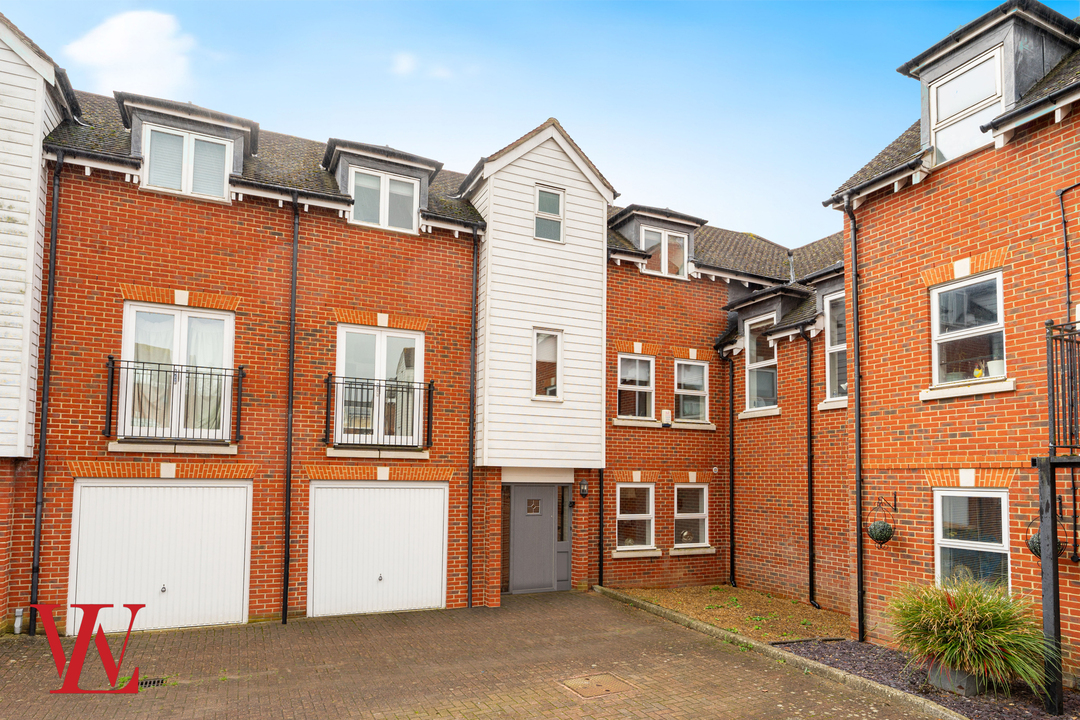 4 bed terraced house for sale in Cavell Drive, Bishop's Stortford  - Property Image 2