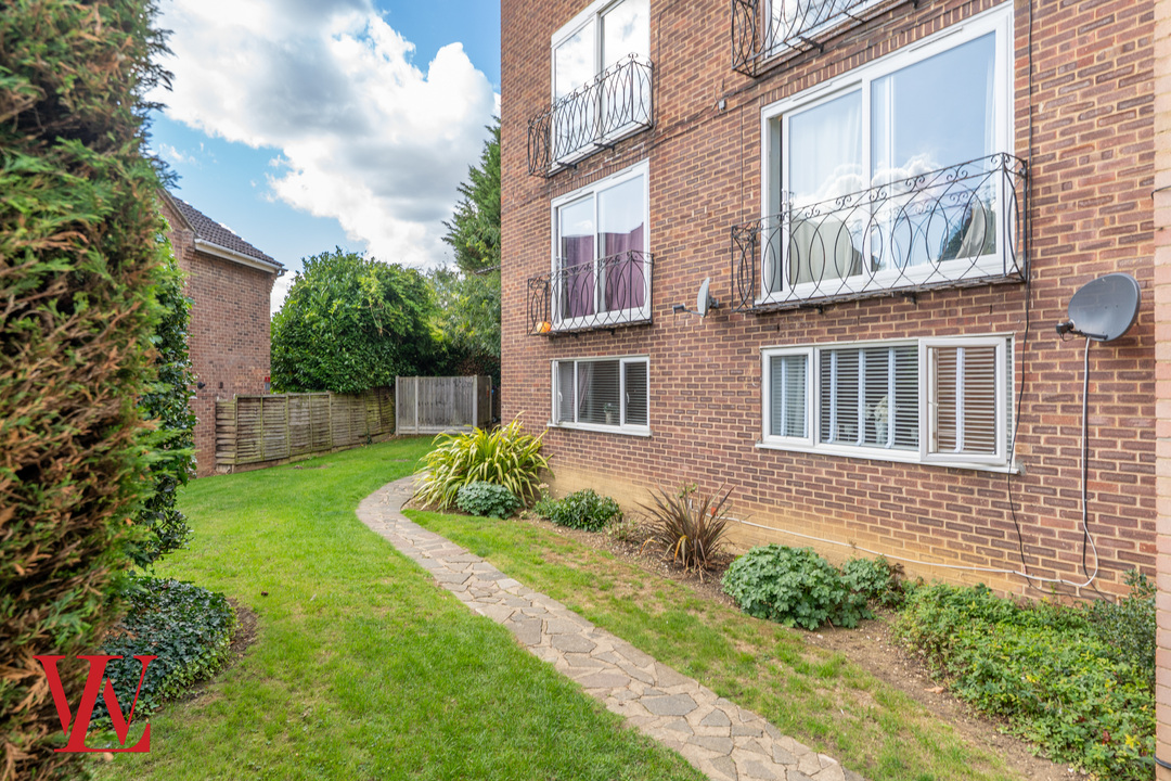 2 bed apartment for sale in Eaton House, Stortford Hall Park, Bishop's Stortford, Hertfordshire 13