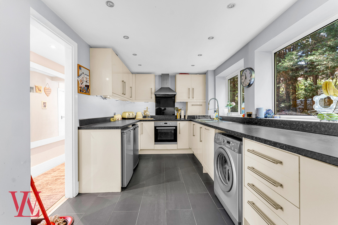 2 bed apartment for sale in Eaton House, Stortford Hall Park, Bishop's Stortford, Hertfordshire 5