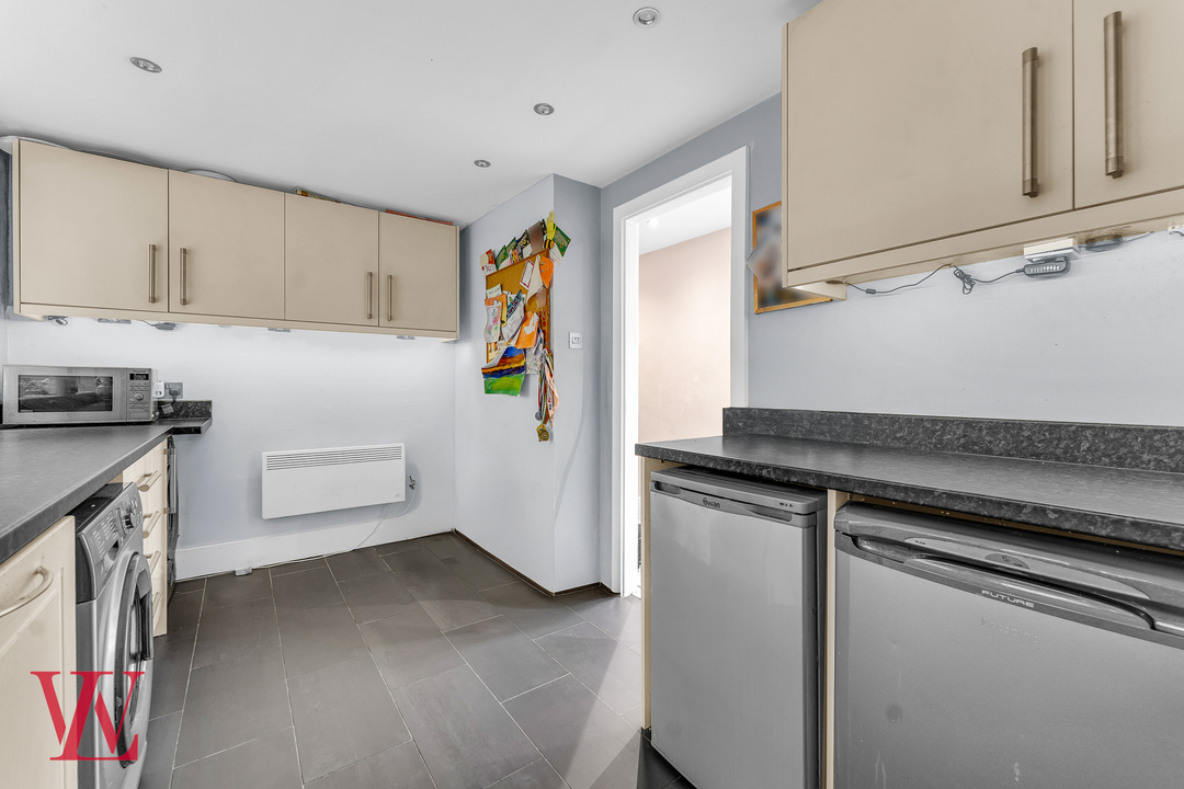 2 bed apartment for sale in Eaton House, Stortford Hall Park, Bishop's Stortford, Hertfordshire 7