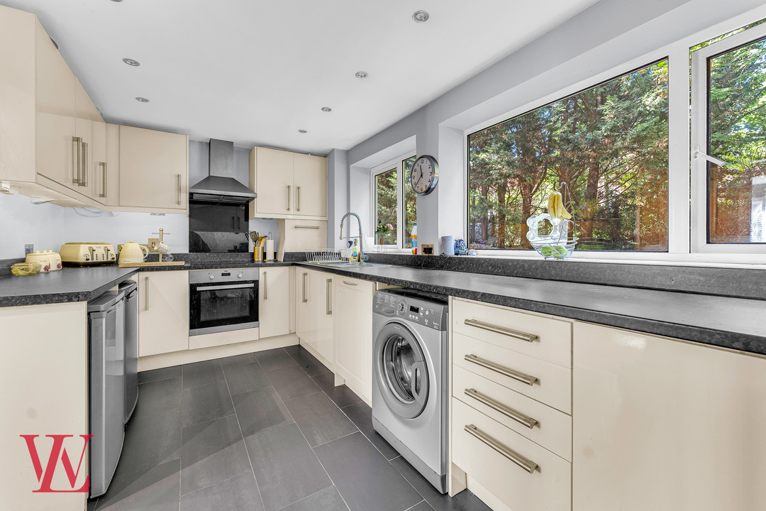 2 bed apartment for sale in Eaton House, Stortford Hall Park, Bishop's Stortford, Hertfordshire 6