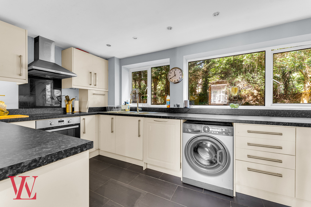 2 bed apartment for sale in Eaton House, Stortford Hall Park, Bishop's Stortford, Hertfordshire 8