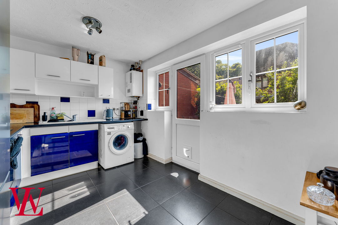 2 bed end of terrace house for sale in Anglesey Close, Bishop's Stortford, Hertfordshire 3