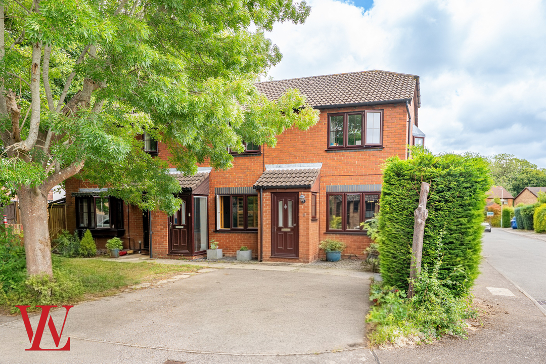 2 bed end of terrace house for sale in Anglesey Close, Bishop's Stortford  - Property Image 1