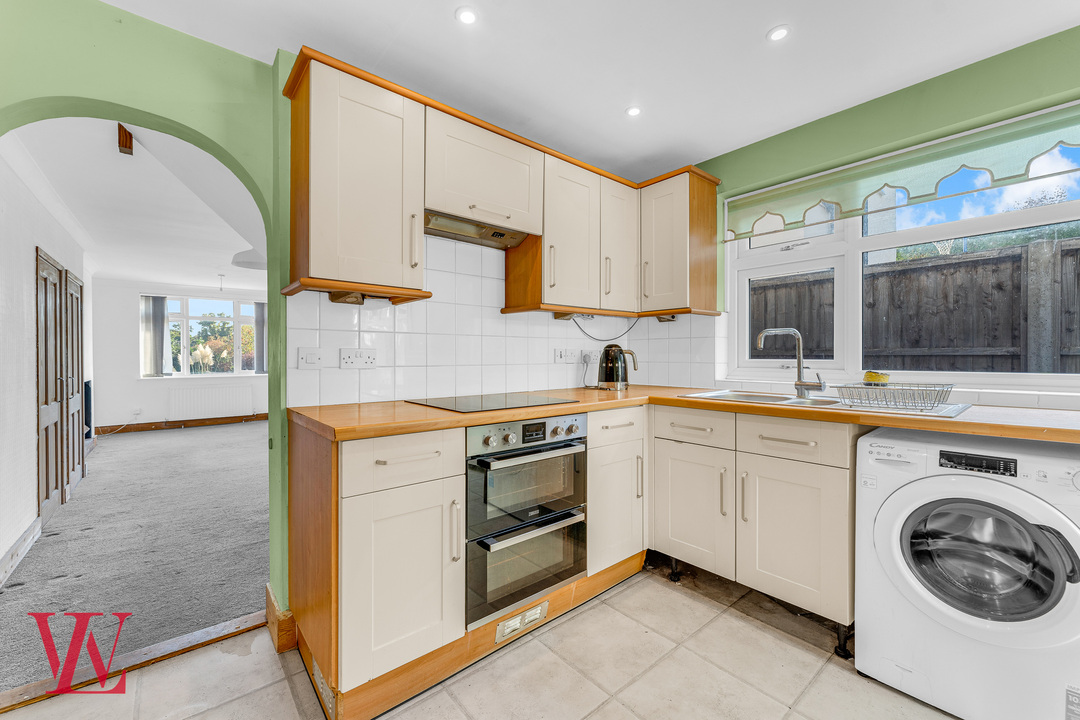 3 bed semi-detached house for sale in Mazoe Road, Bishop's Stortford, Hertfordshire  - Property Image 6