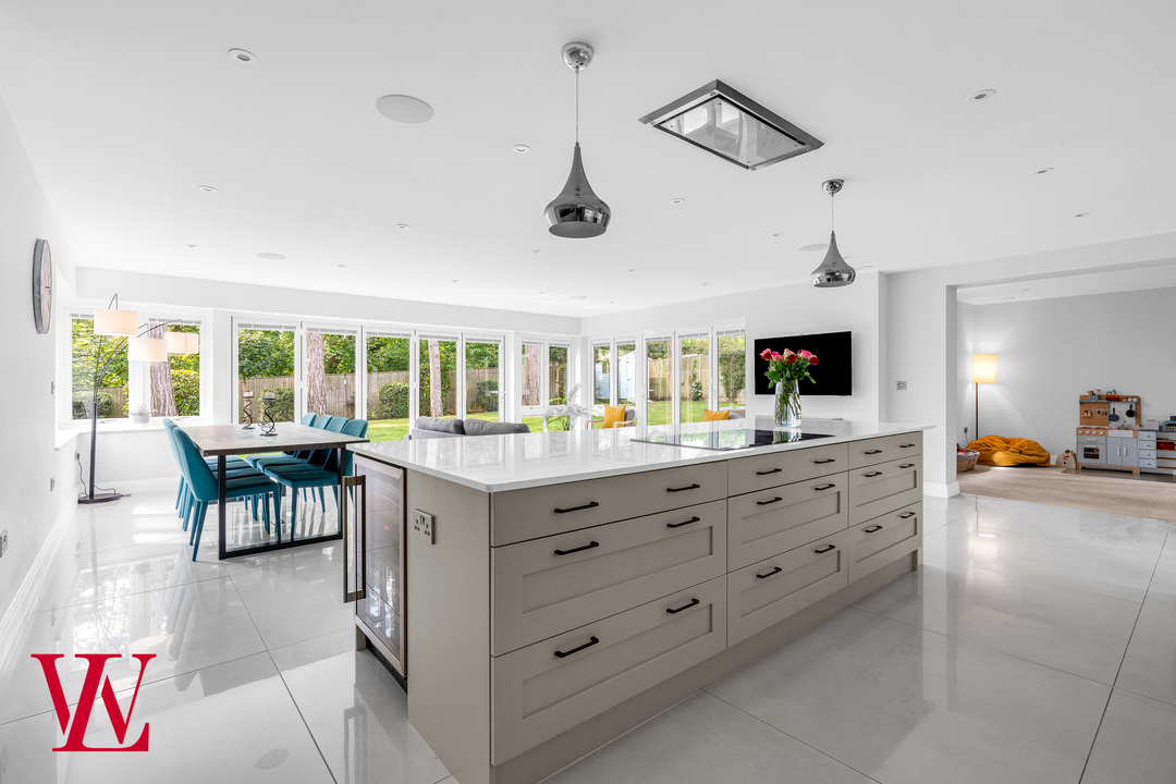 5 bed detached house for sale in The Pastures, Bishop's Stortford  - Property Image 8