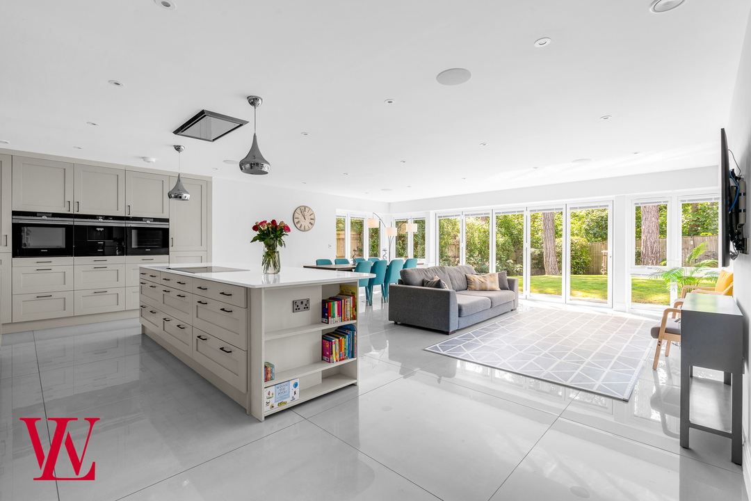 5 bed detached house for sale in The Pastures, Bishop's Stortford  - Property Image 9