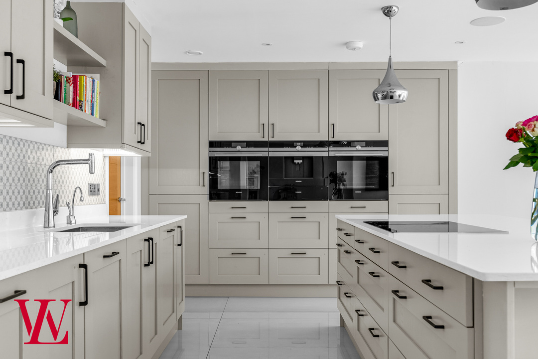 5 bed detached house for sale in The Pastures, Bishop's Stortford  - Property Image 7