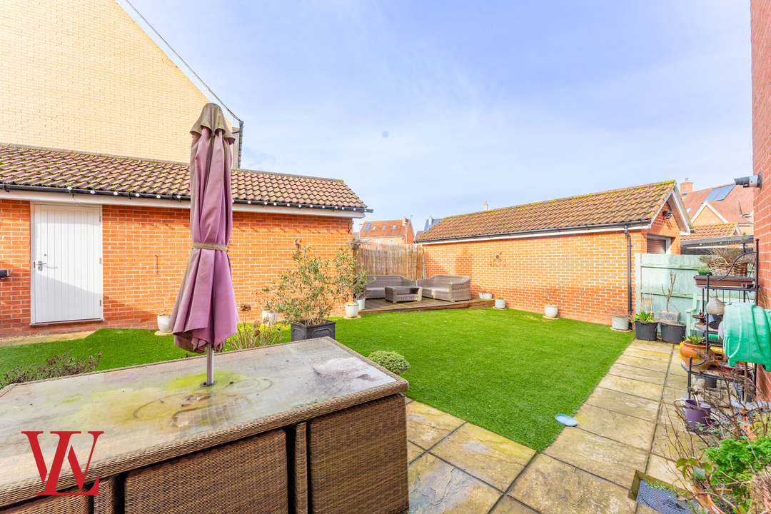 5 bed detached house for sale in Burgattes Road, Little Canfield, Dunmow, Essex 24