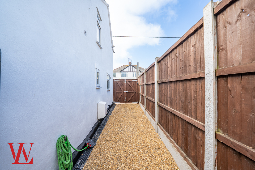 2 bed semi-detached house for sale in Brewers End, Bishop's Stortford  - Property Image 17