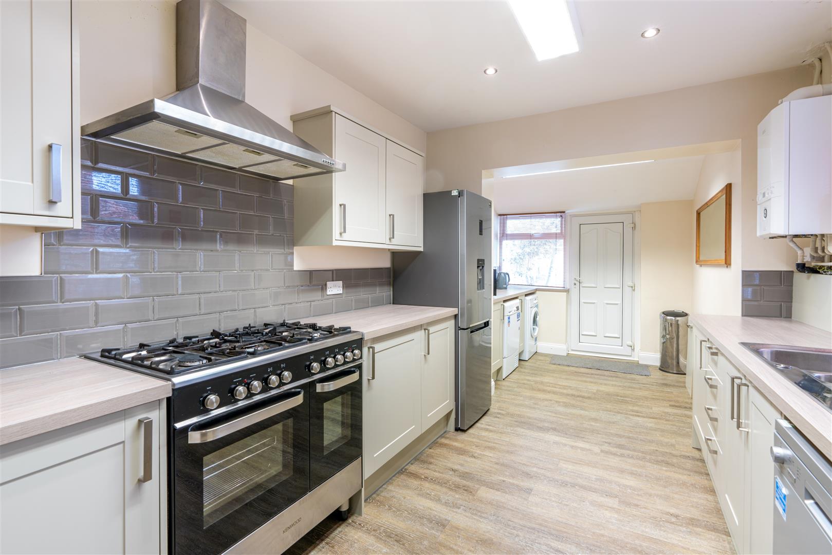6 bed terraced house to rent in Roxburgh Place, Newcastle Upon Tyne  - Property Image 2