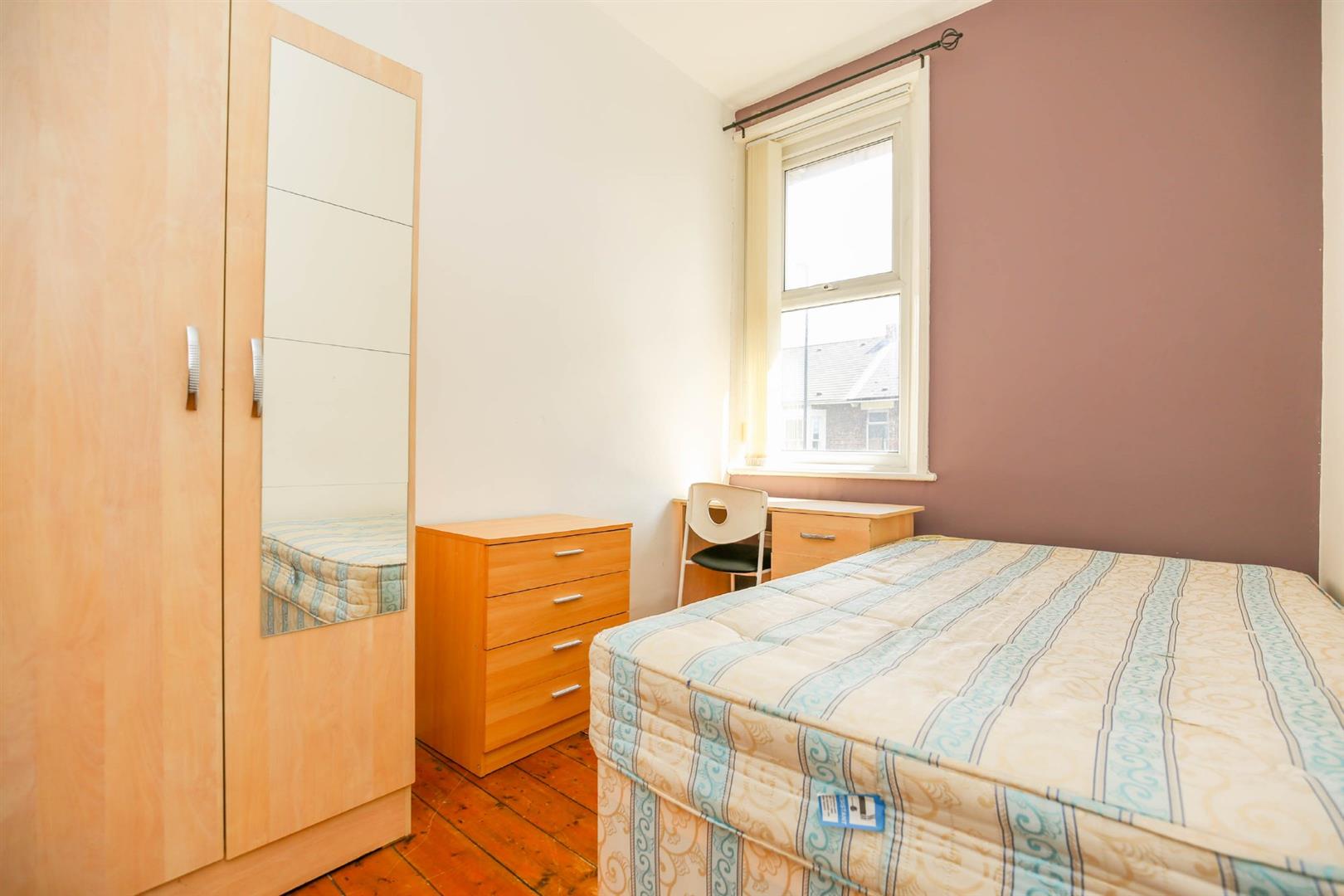 3 bed flat to rent in Warwick Street, Heaton 5