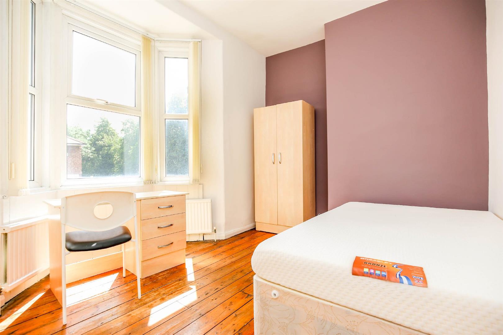3 bed flat to rent in Warwick Street, Heaton 4