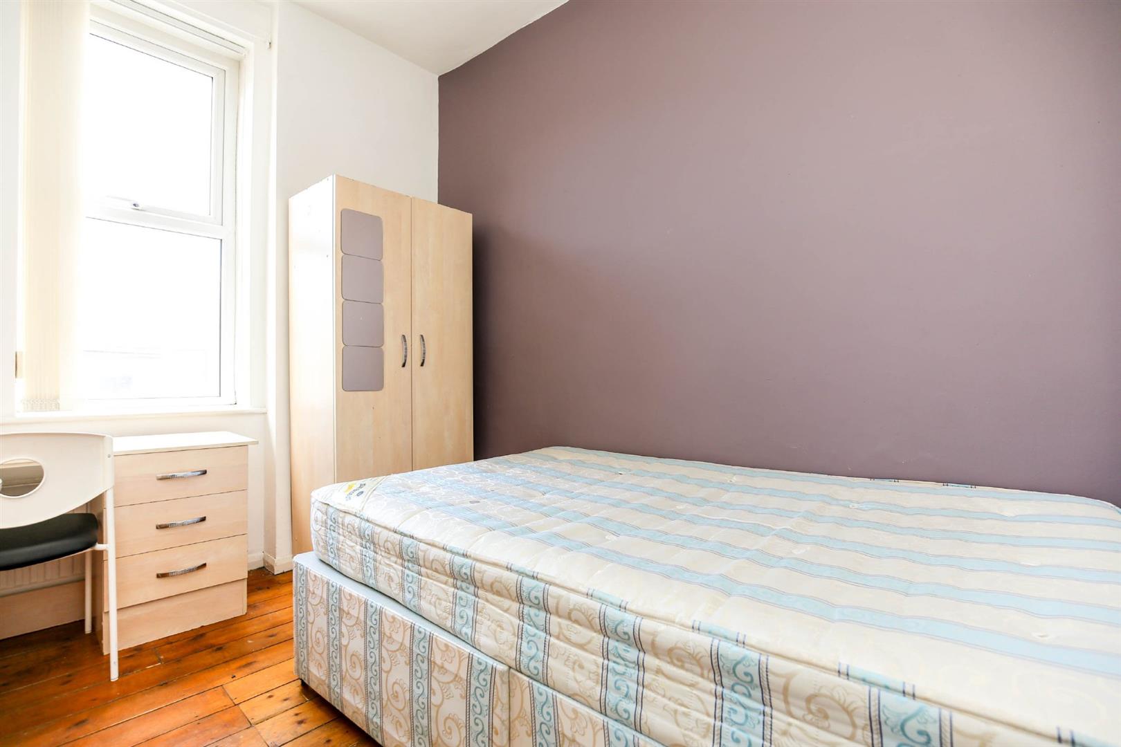 3 bed flat to rent in Warwick Street, Heaton 3