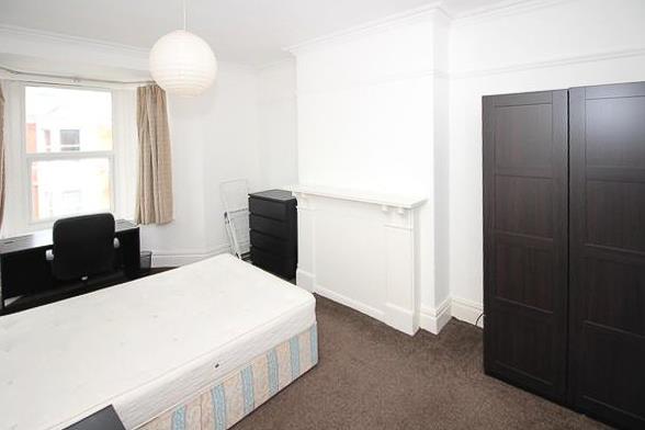 3 bed flat to rent in Ashleigh Grove, Jesmond 2