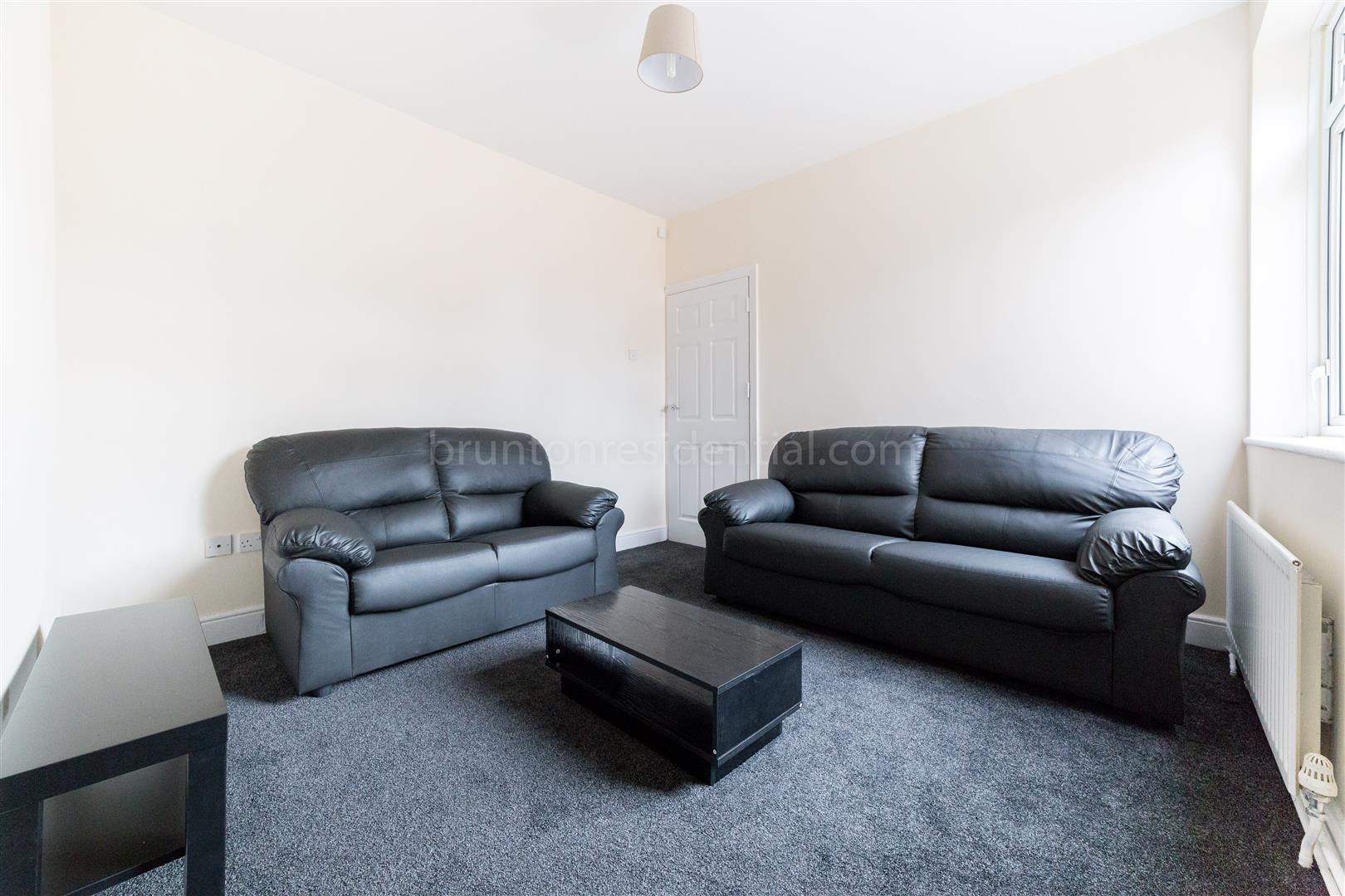 4 bed flat to rent in Coast Road, Heaton 2