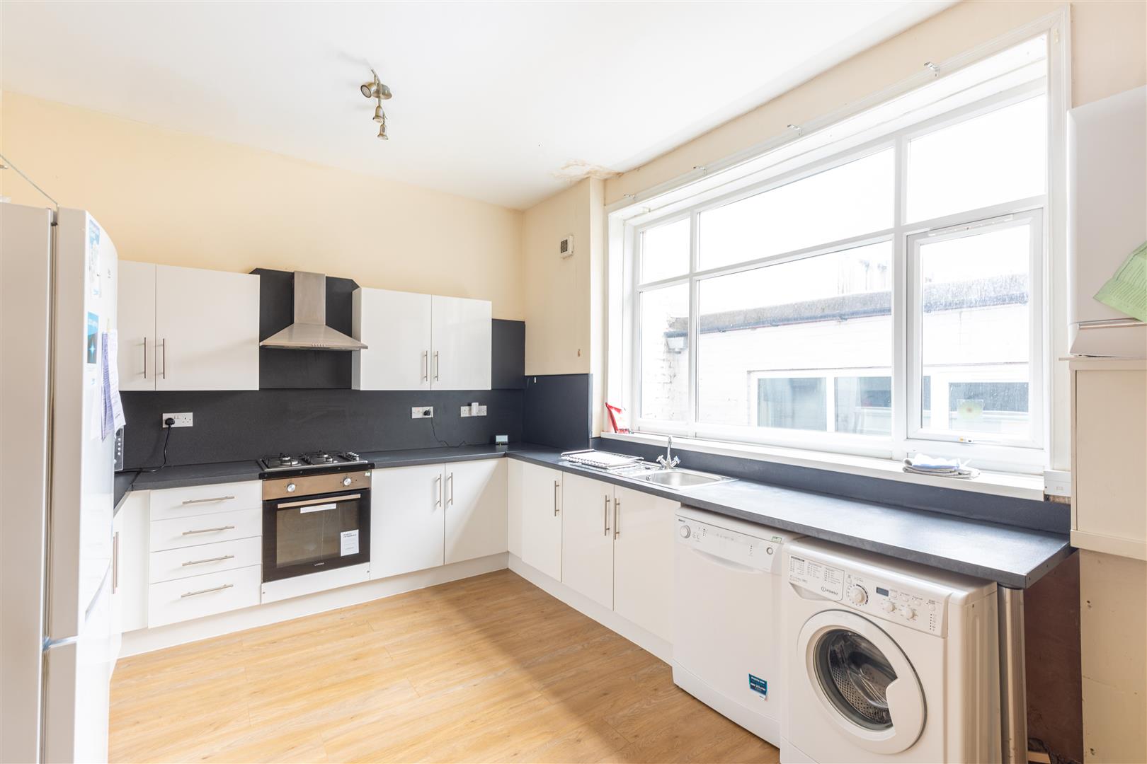 5 bed terraced house to rent in Chillingham Road, Heaton - Property Image 1
