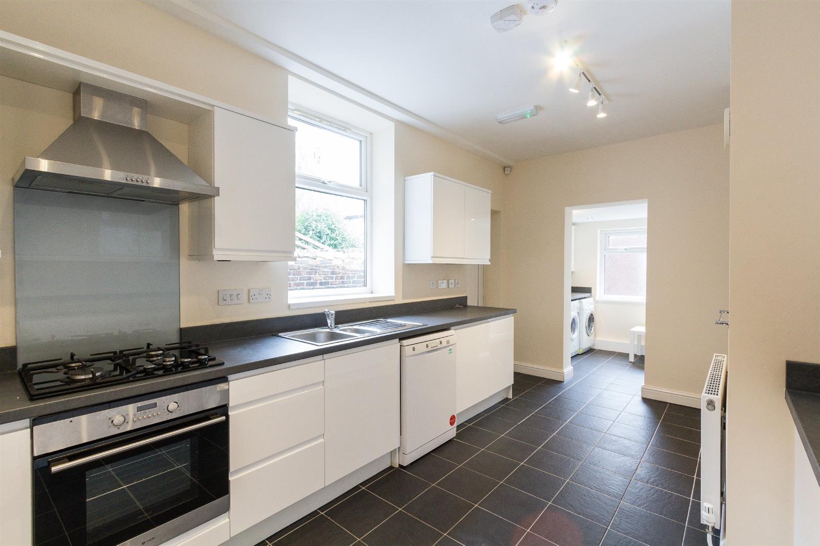 6 bed terraced house to rent in Holly Avenue, Jesmond 1