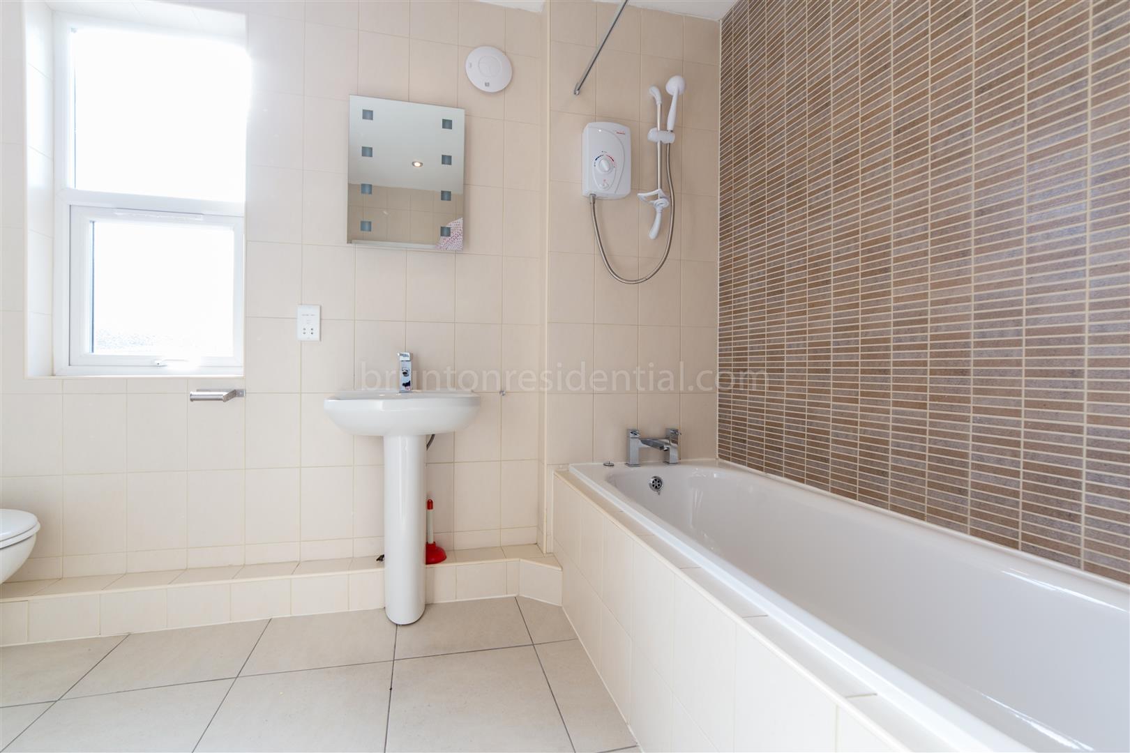 4 bed maisonette to rent in Chillingham Road, Newcastle Upon Tyne  - Property Image 8