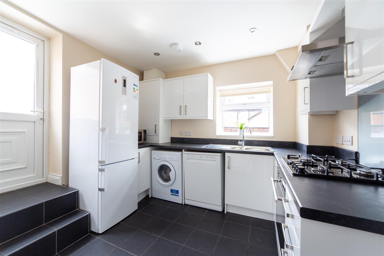 4 bed maisonette to rent in Holly Avenue, Jesmond 2