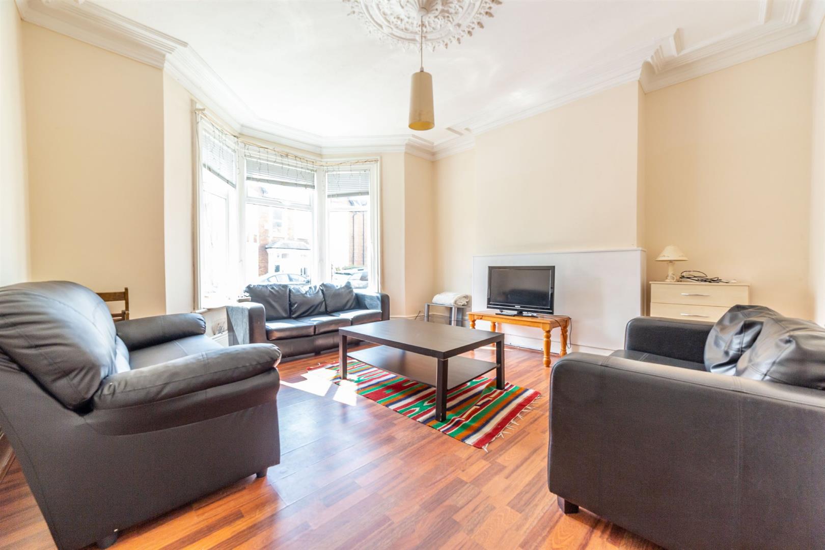 5 bed terraced house to rent in Simonside Terrace, Heaton - Property Image 1