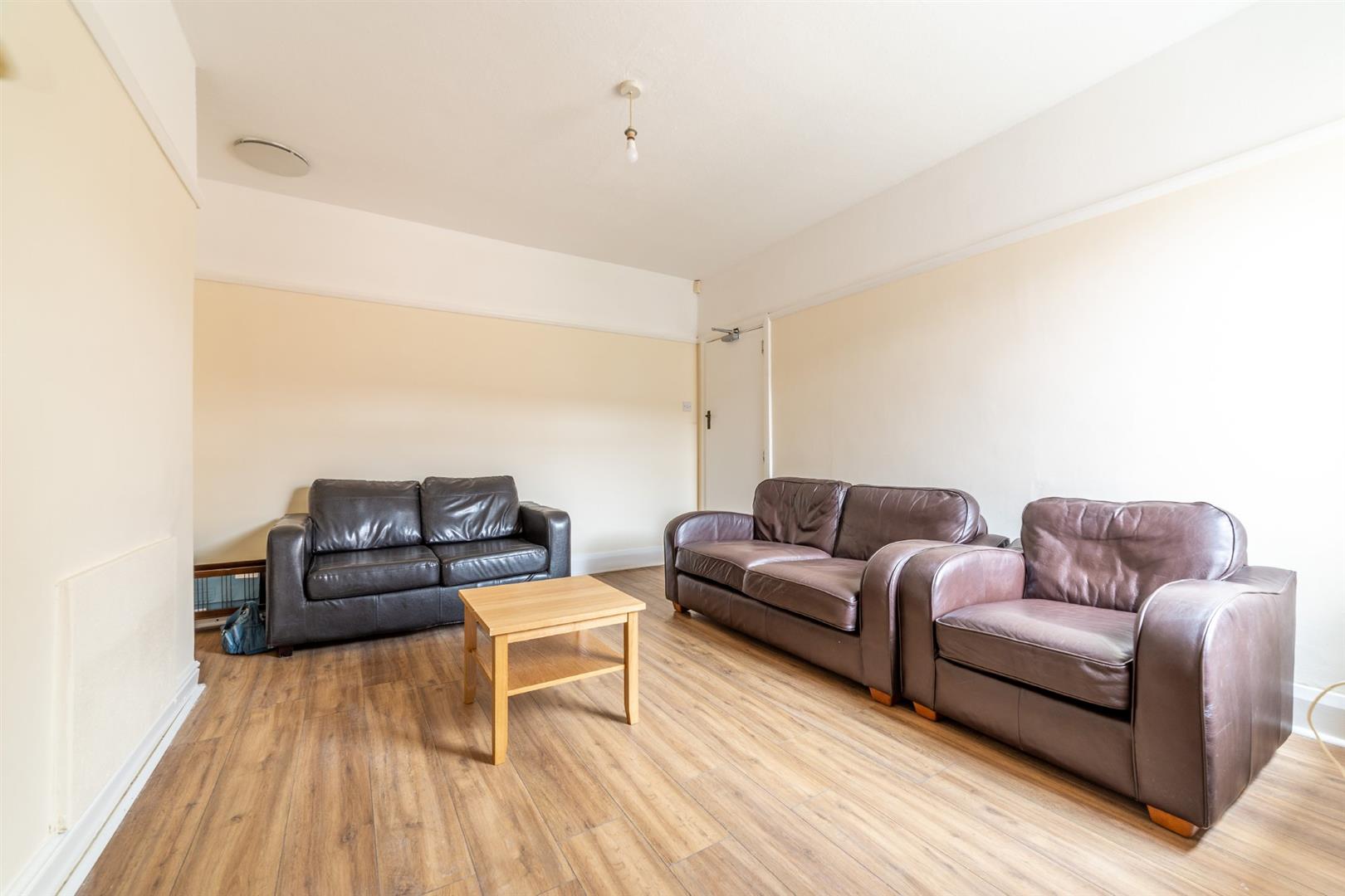 3 bed flat to rent in Valley View, Jesmond - Property Image 1