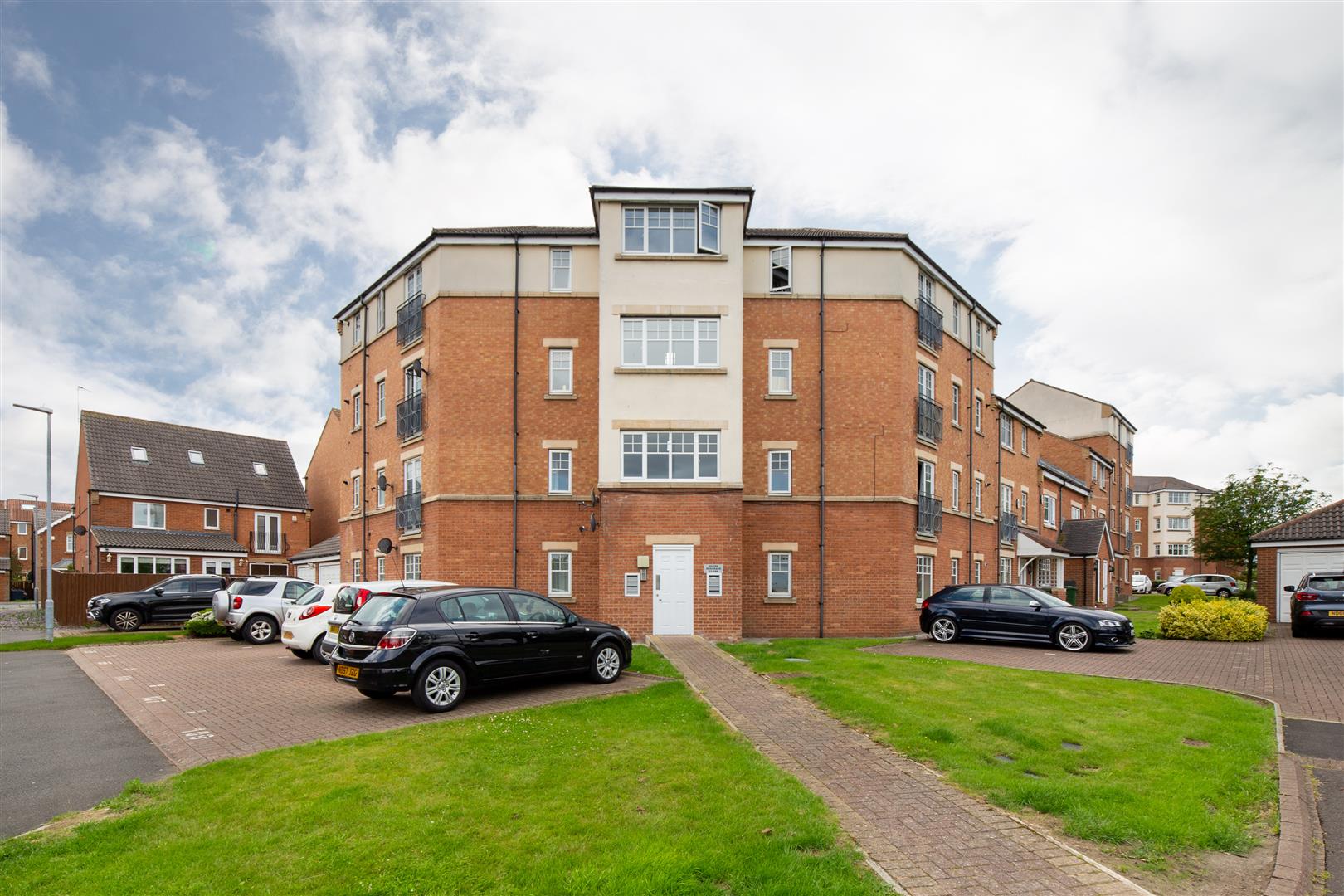 2 bed flat for sale in Redgrave Close, Gateshead - Property Image 1