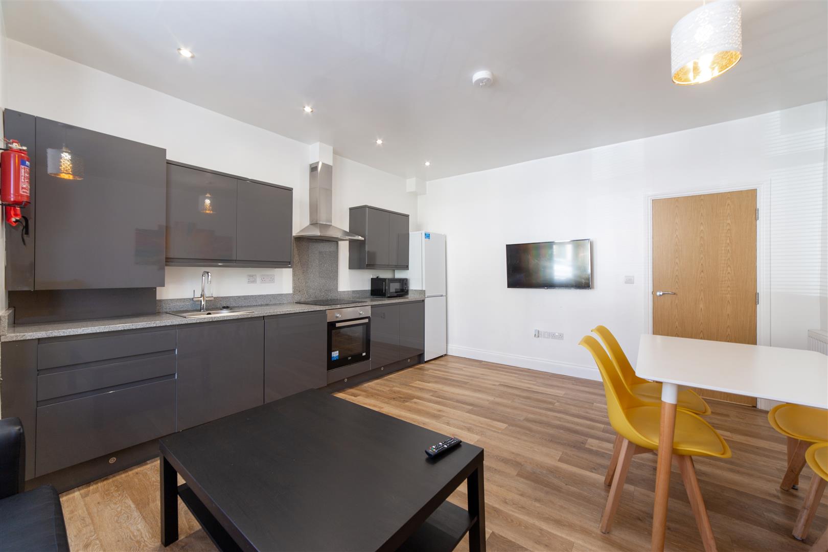 4 bed apartment to rent in Queens Road, Jesmond 2