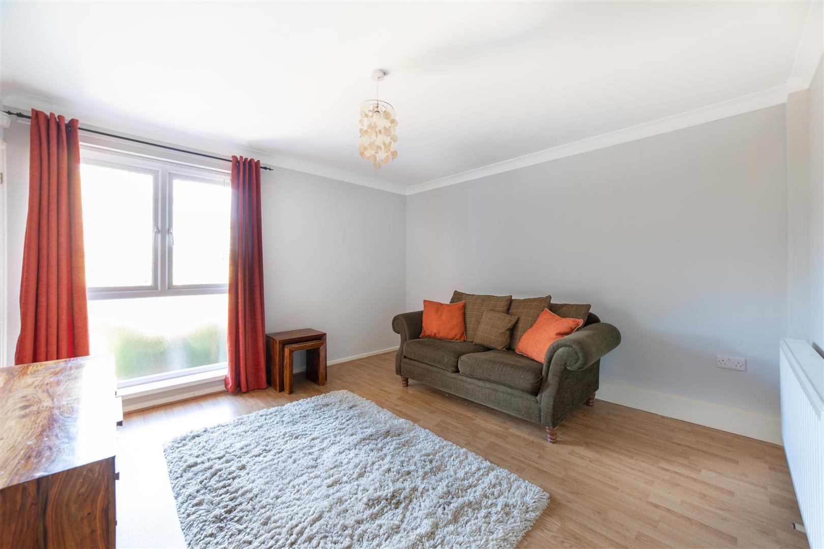 2 bed flat to rent in Dunnock Drive, Sunniside 3