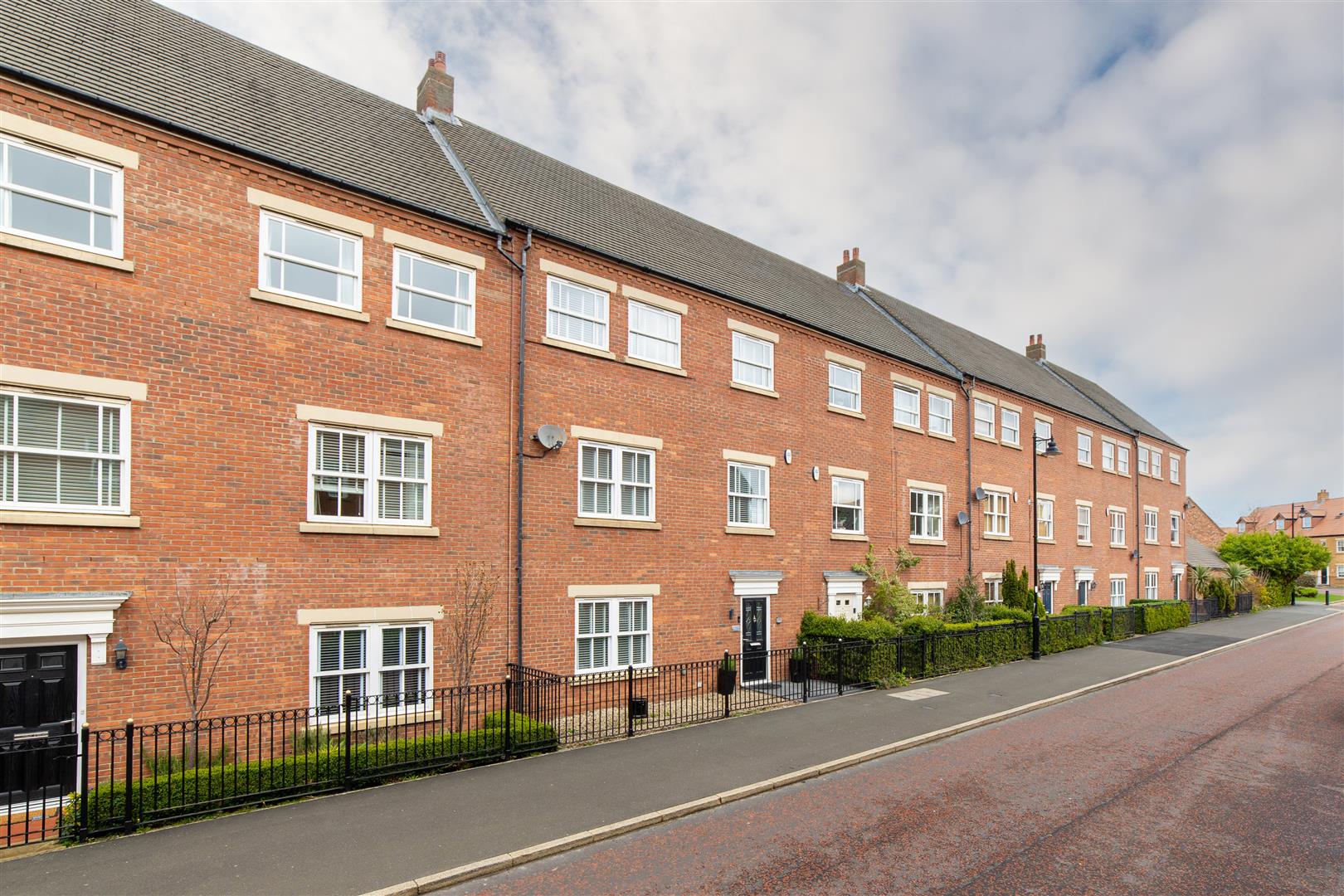 5 bed terraced house for sale in Featherstone Grove, Great Park  - Property Image 1