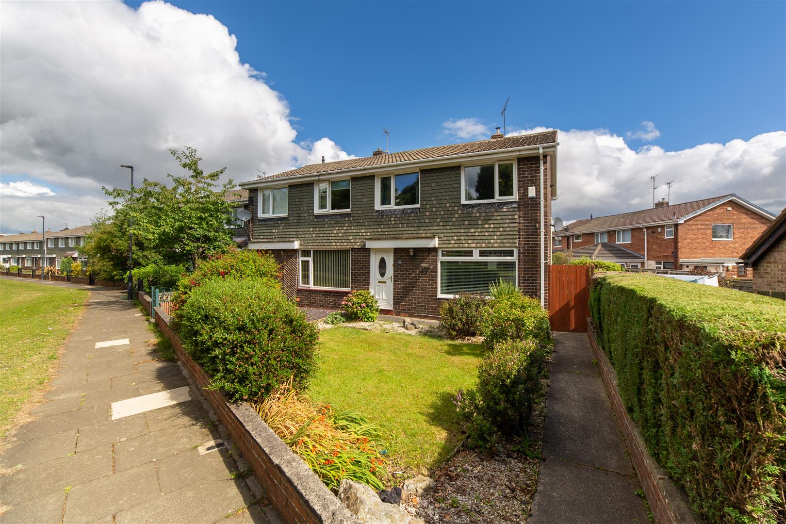 3 bed end of terrace house for sale in Broomley Walk, Red House Farm, NE3 
