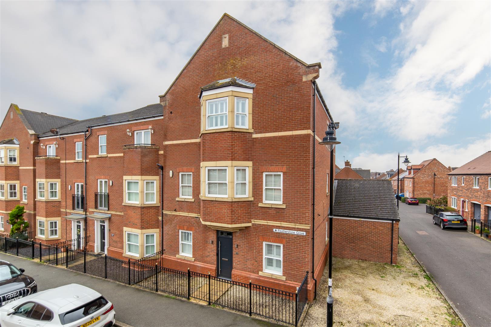 5 bed town house for sale in Featherstone Grove, Gosforth 0