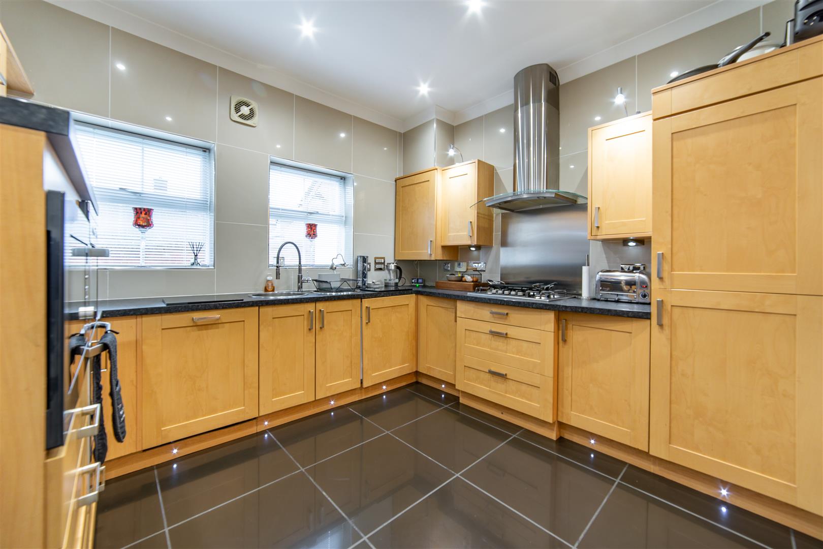 5 bed town house for sale in Featherstone Grove, Gosforth 3